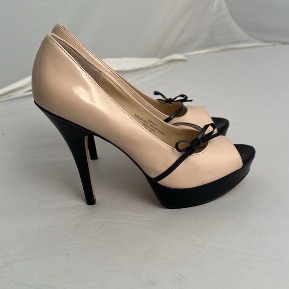 Enzo Angiolini Savoye nude and black patent leather platform peep toe heels - Picture 2 of 9